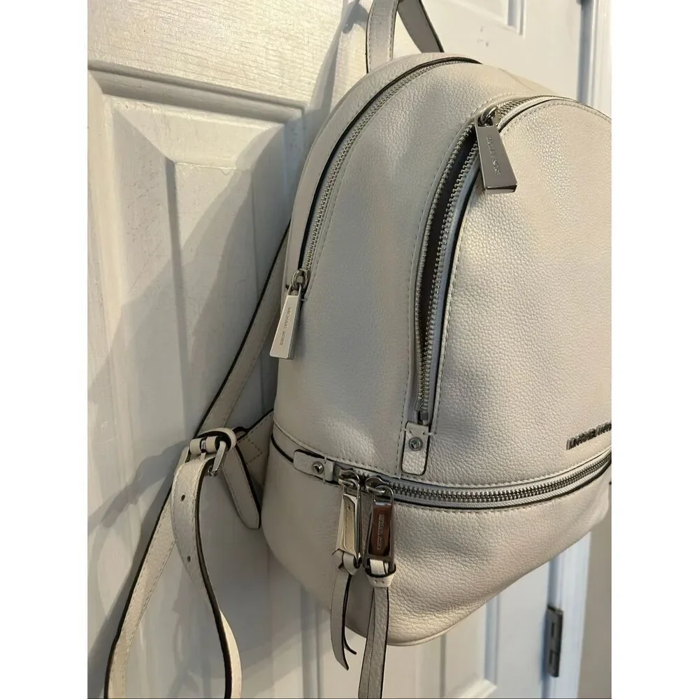 MICHAEL KORS RHEA ZIP BACKPACK PEBBLE LEATHER WHITE/SILVER